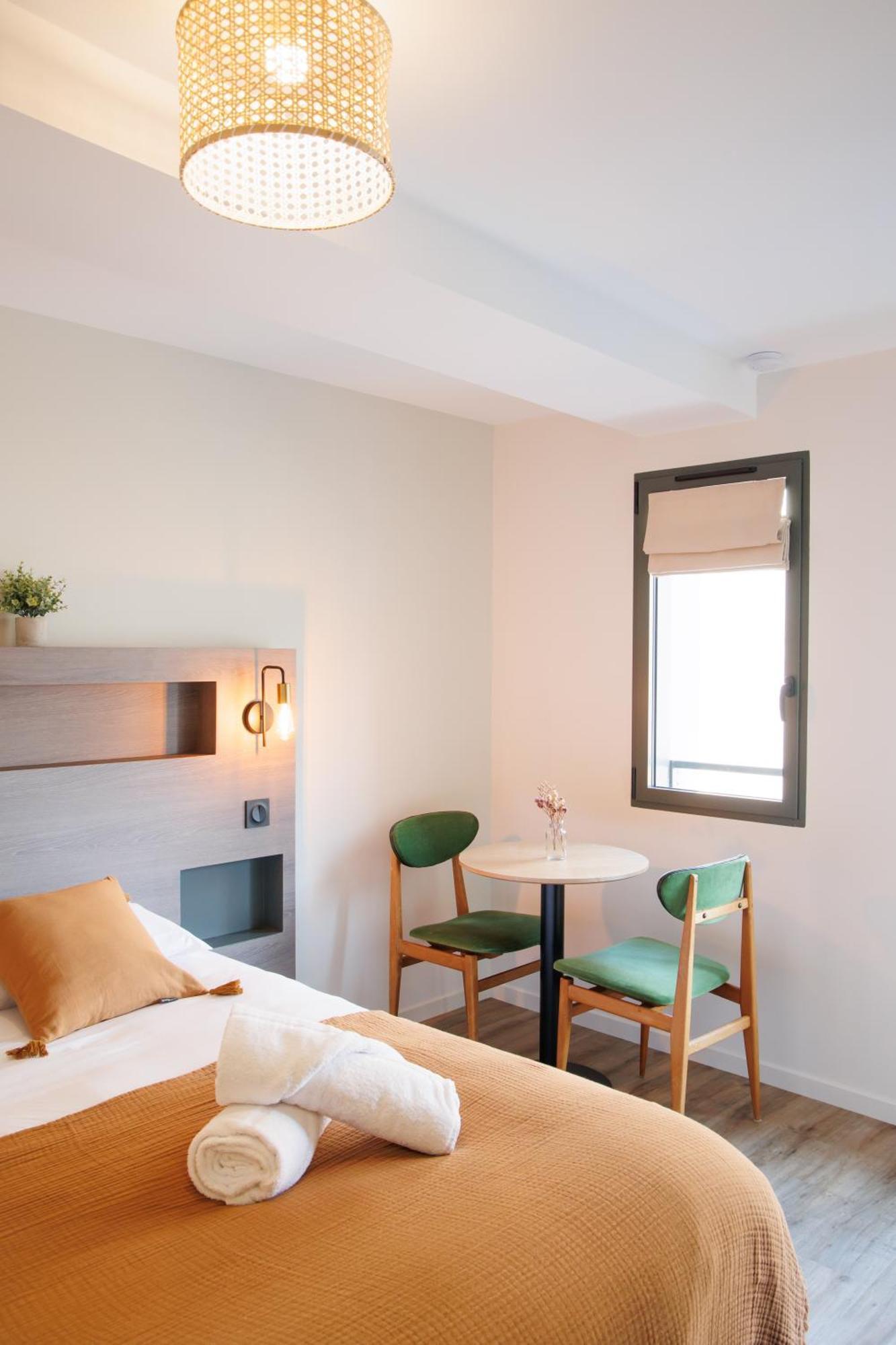 Appart'Hotel Le Corot - Acces Autonome - Saint-Junien Centre Exterior photo